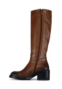 Stivale marrone in pelle, alto fino al ginocchio, con finitura liscia, cerniera laterale e tacco chunky nero. Presenta una punta arrotondata e cuciture minime.