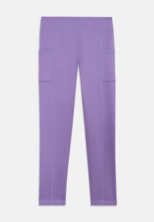 Leggings de sport violets avec une texture lisse, deux poches latérales et des coutures contrastées le long des coutures. Matériau flexible pour le confort.