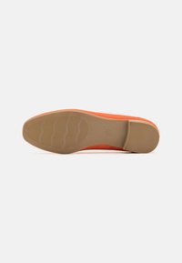 Suola di scarpa in suede arancione con fondo in gomma testurizzata. Presenta una forma arrotondata e una texture liscia e opaca, priva di motivi visibili.