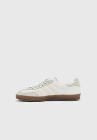 adidas Originals GAZELLE INDOOR UNISEX - Sneaker low - core white/wonder white/halo green
