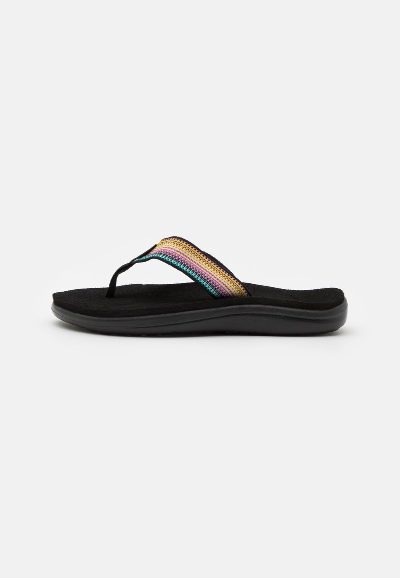 Sorte flip-flops med en teksturert såle og en flerfarget vevd stropp. Designet inkluderer en toe post i thong-stil.