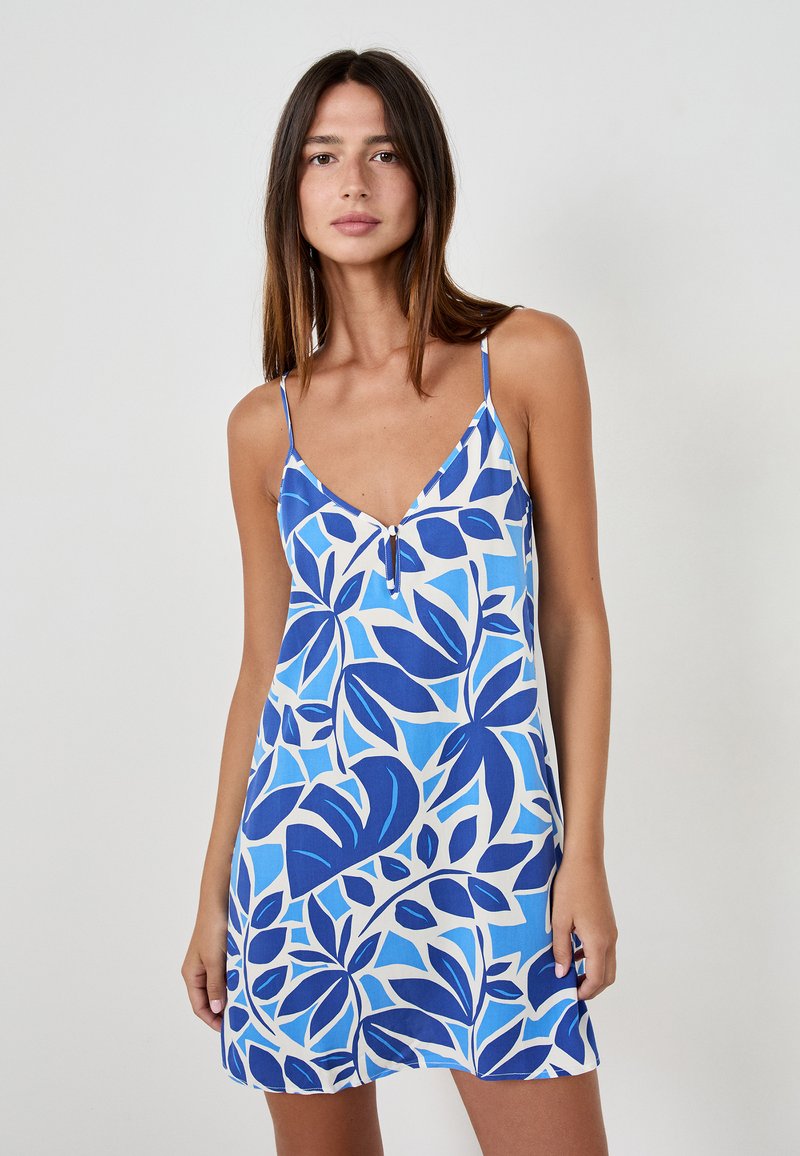 Vestido sin mangas azul y blanco con un patrón de hojas florales, con escote en V y detalles de botones en la parte delantera. Tejido suave y corte relajado.