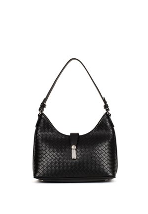 Borsa a mano in pelle nera con motivo intrecciato, tracolla singola e chiusura con fibbia argentata su sfondo bianco.