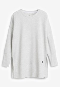 Hellgrauer Langarm-Pullover mit strukturiertem Waffelstrick, V-Ausschnitt, seitlichen Schlitzen und einem kleinen Logo-Patch nahe dem Saum.