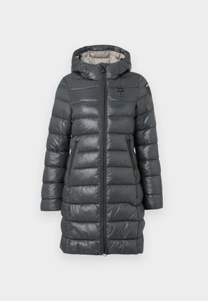 Abrigo acolchado gris con capucha, que presenta un cierre frontal, bolsillos laterales y un diseño acolchado. El material tiene un acabado brillante.