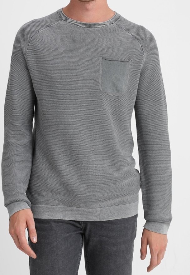 Grauer Rundhals-Pullover aus strukturiertem Stoff, mit geripptem Kragen und Bündchen sowie einer Brusttasche. Figurbetontes Design, nahtlose Schultern, weicher Griff.