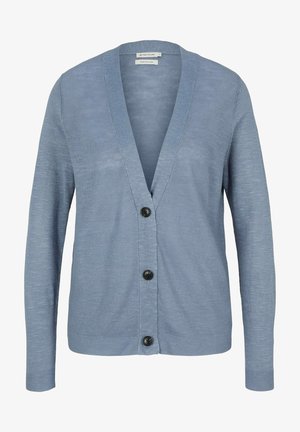 Lichtblauwe gebreide cardigan met lange mouwen, diepe V-hals, drie zwarte knopen en een label dat aangeeft dat het linnen is en maat large.