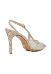 Chaussure à talons aiguilles dorée avec bride arrière, ornée de cristaux étincelants et à bout pointu sur un fond blanc.