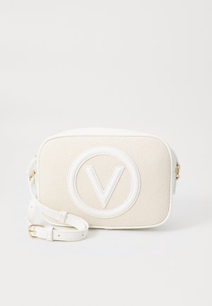 Sac bandoulière beige en tissu texturé, avec des accents en cuir blanc et un logo circulaire en "V". Il dispose d'une sangle ajustable et de quincaillerie dorée.