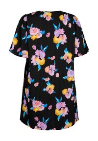Blouse noire à manches courtes avec un motif floral rose, jaune et bleu, affichée de dos.