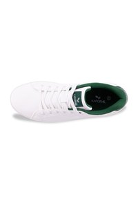 Sneaker bianco con una superficie sintetica liscia, caratterizzato da dettagli verdi all'interno e nel logo. I lacci passano attraverso sei occhielli; design minimalista.
