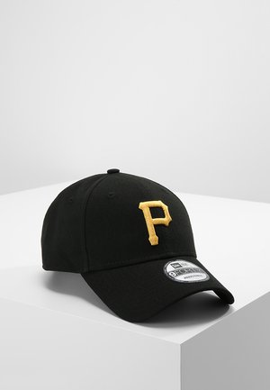 Casquette noire ajustable avec un logo "P" brodé en jaune sur le devant, présentant une légère courbure sur la visière et une finition en tissu texturé.