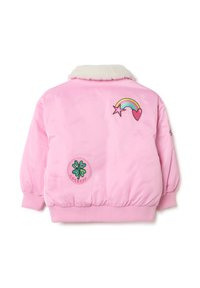 Giacca bomber rosa con colletto in pelliccia sintetica, caratterizzata da dettagli ricamati a forma di arcobaleno, stella e cuore, e una patch verde con la scritta "THERAPY". Polsini a costine.