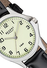 Montre-bracelet argentée avec un cadran rond, un cadran vert pâle, des chiffres arabes noirs, un boîtier en acier inoxydable et un bracelet en cuir noir.