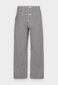 Pantalones de pierna ancha a rayas en azul marino y blanco. Con cierre de botón, bolsillos frontales y una tela suave y ligera.