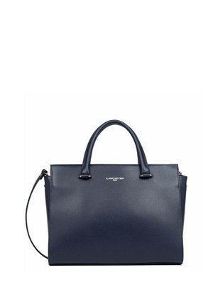 Marineblauwe leren handtas met een gestructureerd ontwerp, dubbele handgrepen bovenaan, een verstelbare schouderband en zilveren logodetails aan de voorkant.