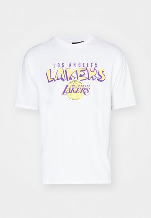 Camiseta de manga corta blanca con "Los Angeles Lakers" en texto morado y amarillo, con un gráfico de baloncesto en el centro. Material de algodón.