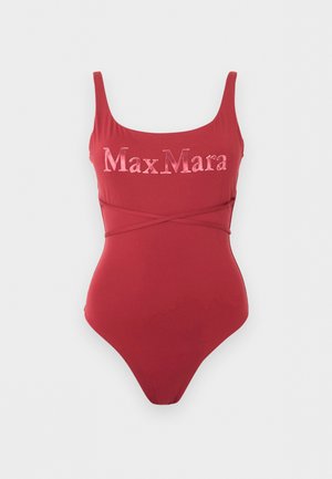 Rode eendelige badpak met brede schouderbanden, "Max Mara" logo op de borst en dunne gekruiste bandjes rond de taille.