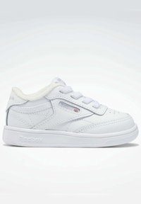 Baskets blanches Reebok avec une tige en cuir lisse, fermeture à lacets, col rembourré, perforations pour la respirabilité et une semelle en caoutchouc texturée.