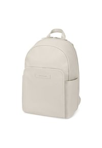 Béžový batoh vyrobený z odolné tkaniny, který má polstrovaný zadní díl, jedno pochozí ucho nahoře a přední zipovou kapsu s hladkým, minimalistickým designem.