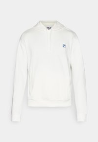 Hvit fleece hoodie med snor og frontlomme. Har en liten blå FILA-logo på brystet. Myk tekstur, uformell design.