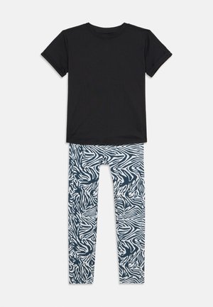 T-shirt noir à manches courtes associé à des leggings zèbre bleu marine et blanc ; les deux sont fabriqués à partir d'un tissu doux et extensible.