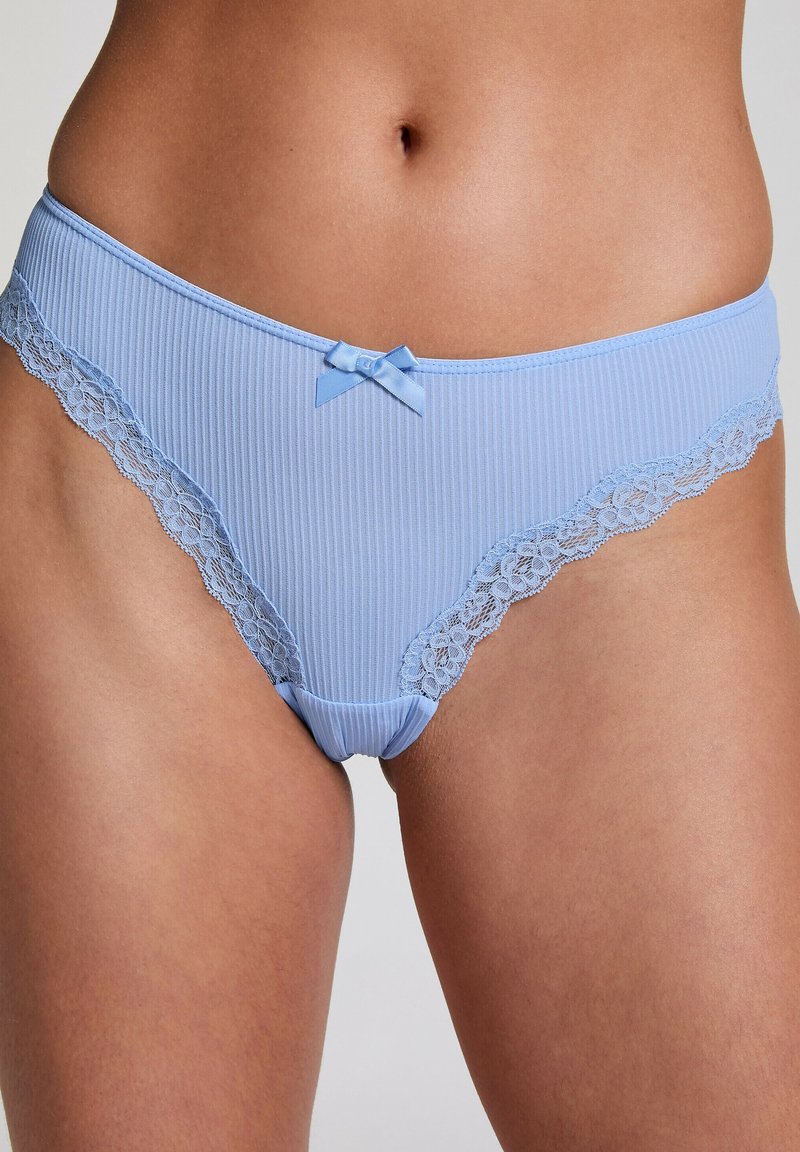 Hellblaue, gerippte Panties mit einer Spitzenbesatz, die vorne mit einer kleinen Satinschleife dekoriert sind. Weicher Stoff mit einer zarten Textur.