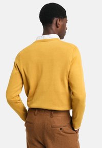GANT V-NECK - Jersey de punto - maple yellow