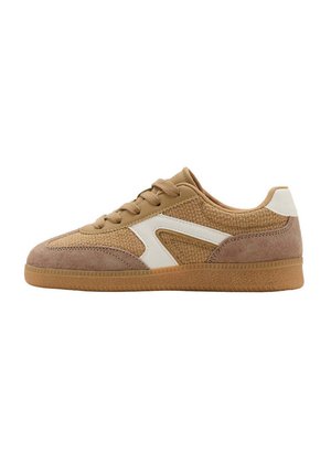 Zapatilla casual de corte bajo con parte superior de malla y ante color marrón claro, franja blanca lateral, cordones marrones y suela de goma, mostrada desde un lateral.