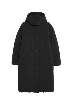 Manteau rembourré long noir avec capuche, design matelassé, fermetures à pression, deux poches avant et cordons de serrage ajustables à la taille.