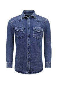 Denim overhemd in donkerblauw, lange mouwen, drukknoopsluiting, twee borstzakken, puntige kraag, vervaagde textuur, traditionele Westerse ontwerpelementen.