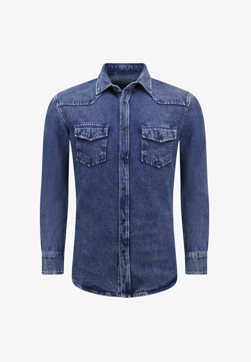 Denim overhemd in donkerblauw, lange mouwen, drukknoopsluiting, twee borstzakken, puntige kraag, vervaagde textuur, traditionele Westerse ontwerpelementen.