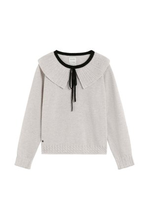 Suéter gris con un cuello amplio y texturizado y ribetes negros, con un lazo en el cuello y puños acanalados con un dobladillo con patrón.