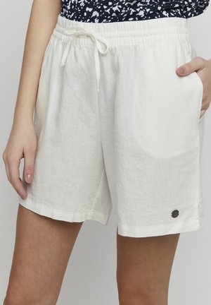 Lette, hvite linshorts med elastisk midje og snor. Har sidelommer og et lite sølvemblem på nederste kant.