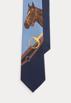 Krawat z ilustracją głowy konia, skórzaną uzdą i złotą wędzidłem na jasnoniebieskim i granatowym tle.