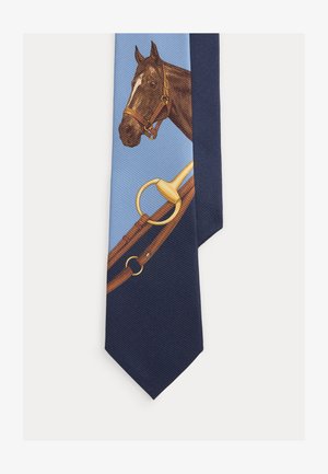 Nyakkendő lófej illusztrációval, bőr zabla és aranyszínű kantár világoskék és tengerészkék háttér előtt.