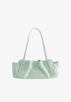 Bolso de hombro de cuero verde menta con correas ajustables con hebilla y una forma rectangular suave y caída.