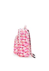 Růžový a bílý batoh s vlnitým abstraktním vzorem, vybavený dvěma kapsami na zip a nastavitelnými popruhy. Texturovaný, odolný materiál.