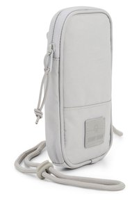 Borsa a tracolla grigia in tessuto con una texture liscia, chiusura con zip, tracolla regolabile e un'etichetta di marca sottile sul davanti.