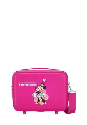 Maleta rígida de color rosa brillante con una ilustración de Minnie Mouse y el texto "Salta fuera de tu zona de confort" en la parte frontal.