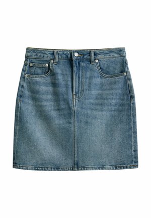 Blauer Jeans-Minirock mit vorderer Knopf- und Reißverschluss, Gürtelschlaufen und zwei Fronttaschen vor weißem Hintergrund.