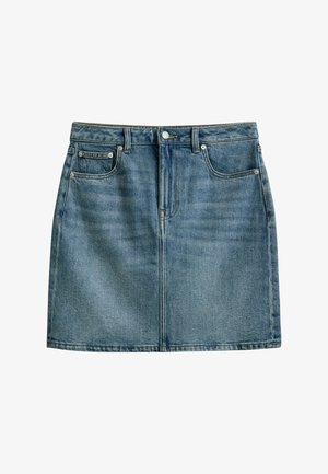 Blauer Jeans-Minirock mit vorderer Knopf- und Reißverschluss, Gürtelschlaufen und zwei Fronttaschen vor weißem Hintergrund.