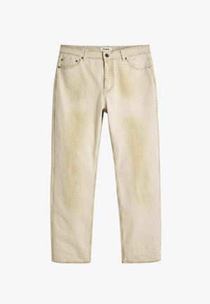 Bézs színű, egyenes szárú farmernadrág elülső zsebekkel, övbújtatókkal, gombos rögzítéssel és egy kis, márkázott folttal a jobb zseben.