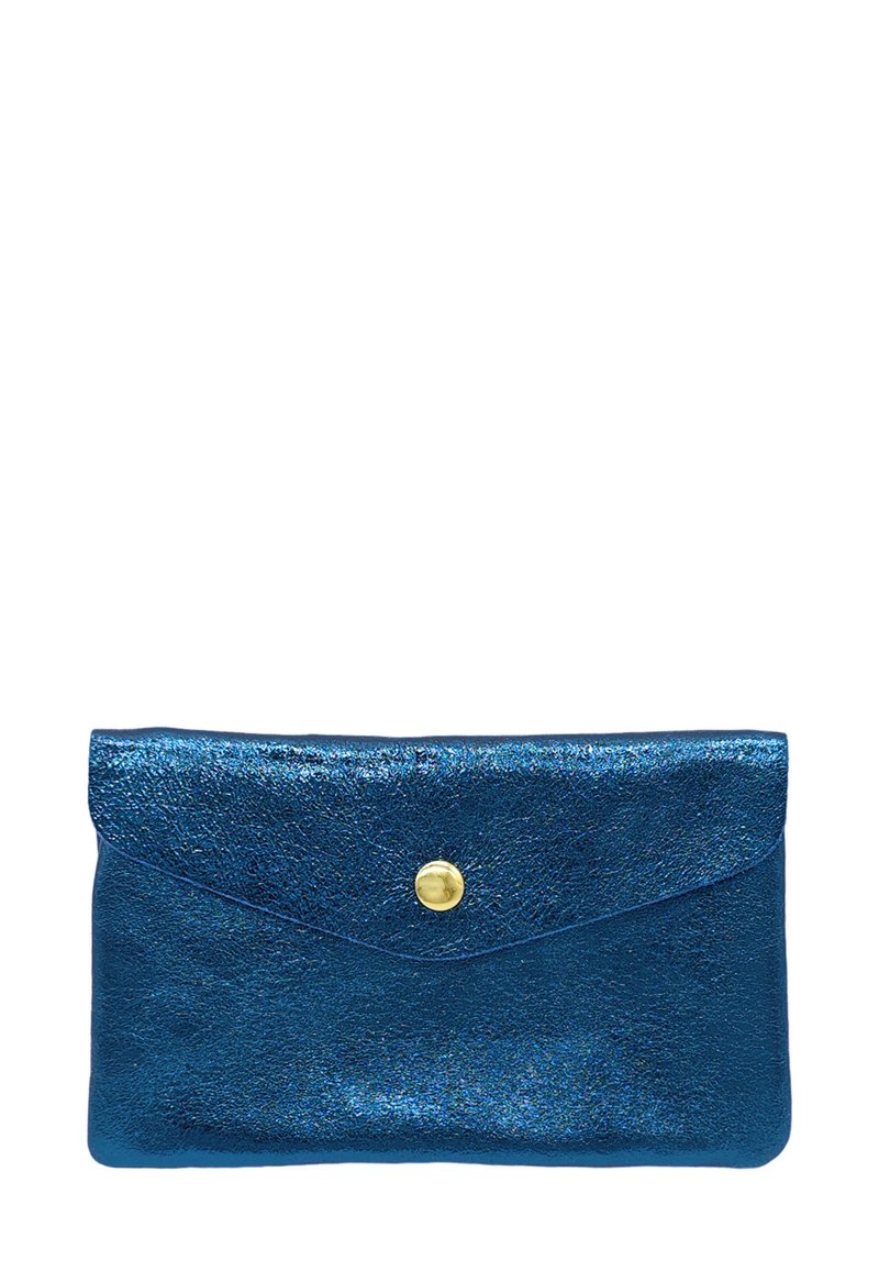 Pochette en cuir bleu métallique avec un rabat, un bouton-pression en or et une texture lisse. Design compact, idéal pour les essentiels.