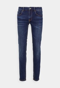 Jeans ajustados de color azul oscuro con botón frontal y cremallera, diseño de cinco bolsillos y sutiles detalles de desvanecimiento en los muslos y las rodillas.