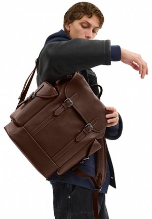 COACH, HITCH - Mochila - maple