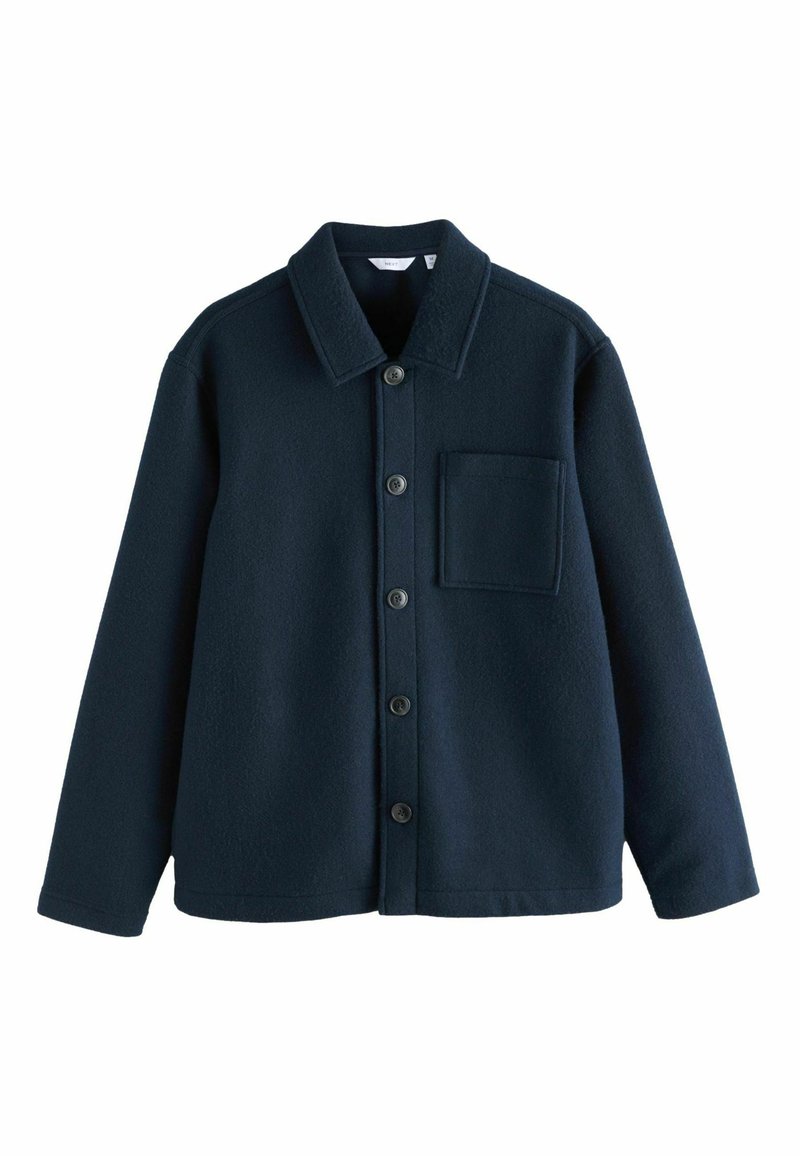 Granatowa polarowa kurtka koszulowa z ząbkowanym kołnierzem, z przodem zapinanym na guziki i pojedynczą kieszenią na piersi. Miękka faktura i klasyczny design.