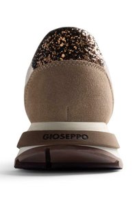 Sneaker marrone con una tomaia in suede testurizzato, un accento nero scintillante sul tallone e una suola intermedia bianca. Presenta il marchio Gioseppo.