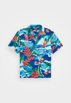 Korte mouw blauwe Hawaiiaanse blouse met rode en groene tropische bladeren, oranje bloemen en kleurrijke zeilboten op oceaangolven.