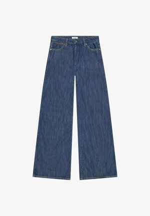 Jeans en denim bleu taille haute à jambes larges avec fermeture à boutons, poches avant, passants pour ceinture et étiquette Wrangler sur la ceinture.